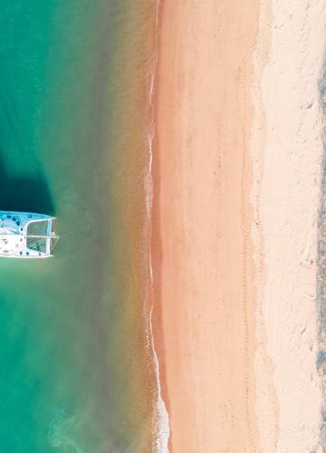 Catamaran en mouillage près de Boyardville