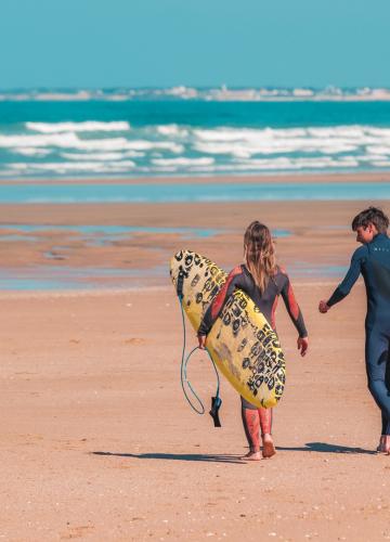 Surfer la vague sur une des nombreuses plages de l'île d'Oléron