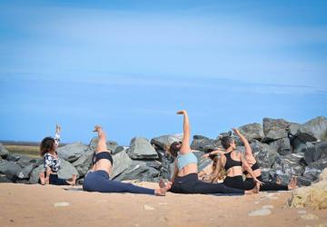 Yoga à la plage - L'Écuissière, Dolus