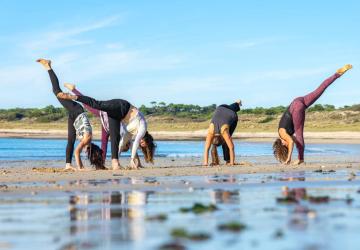 Yoga à la plage - L'Écuissière, Dolus