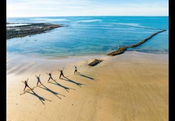 Yoga à la plage à St-Denis : les Seulières