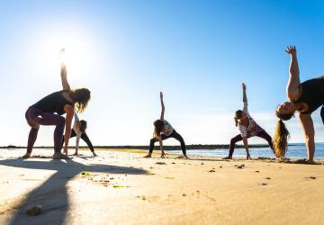 Yoga à la plage à St-Denis : les Seulières